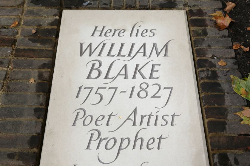 Une nouvelle pierre tombale pour William Blake se trouve sur sa tombe à Bunhill Fields Burial Ground, à Londres, le 12 août 2018.