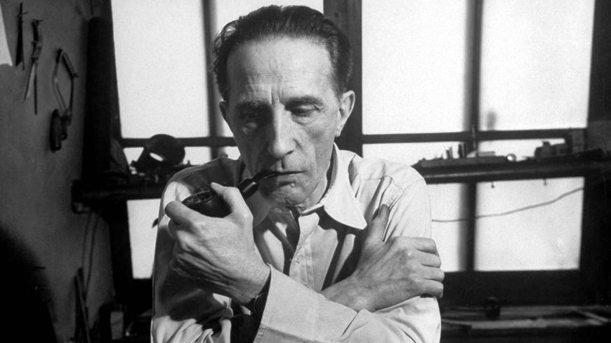 Marcel Duchamp jouant aux échecs en 1952.