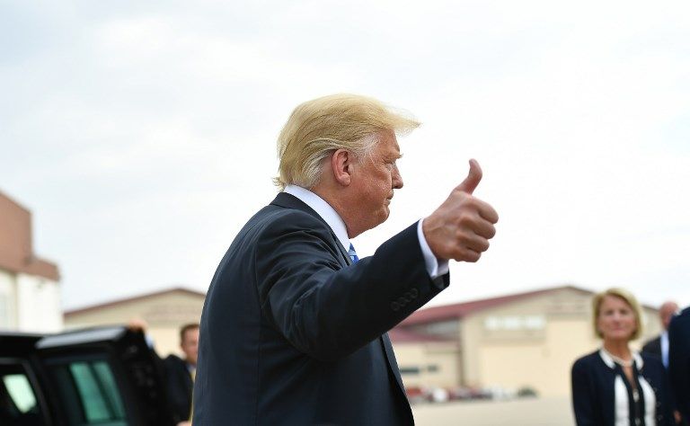 Donald Trump s'adresse à la presse à son arrivée à l'aéroport de Yeager, à Charleston, en Virginie occidentale, le 21 août 2018. Le président s'est dit «très triste» de la condamnation de Manafort.