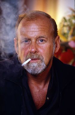 Portrait du chorégraphe américain Bob Fosse.