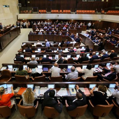 Membres du parlement israélien, la Knesset, assistant à la session du 18 juillet, pour voter la loi Etat-nation, qui considère Israël comme la patrie du peuple juif