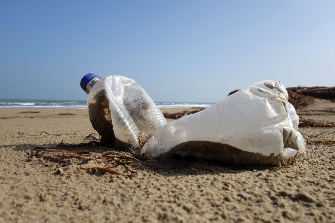 Non Content De Polluer Les Oceans Le Plastique Emet Aussi Des Gaz A Effet De Serre