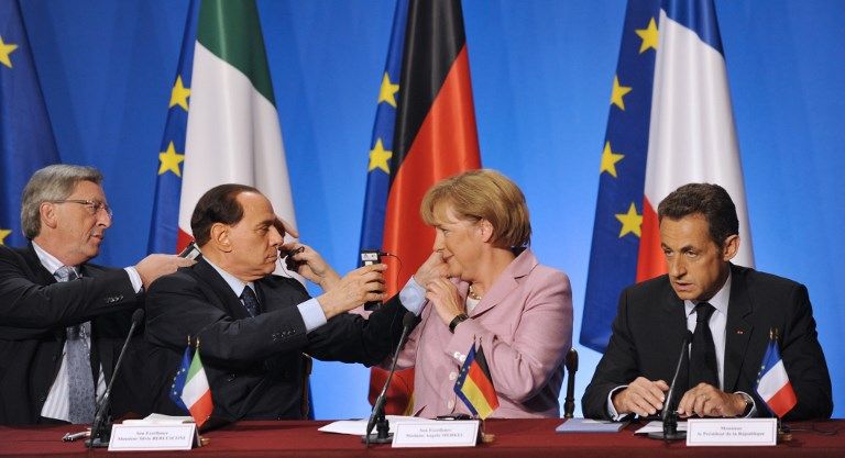 Jean-Claude Juncker, Silvio Berlusconi, Angela Merkel et Nicolas Sarkozy, conférence de presse de clôture de la session de travail consacrée au plan d'aide aux banques, Paris, 4 octobre 2008