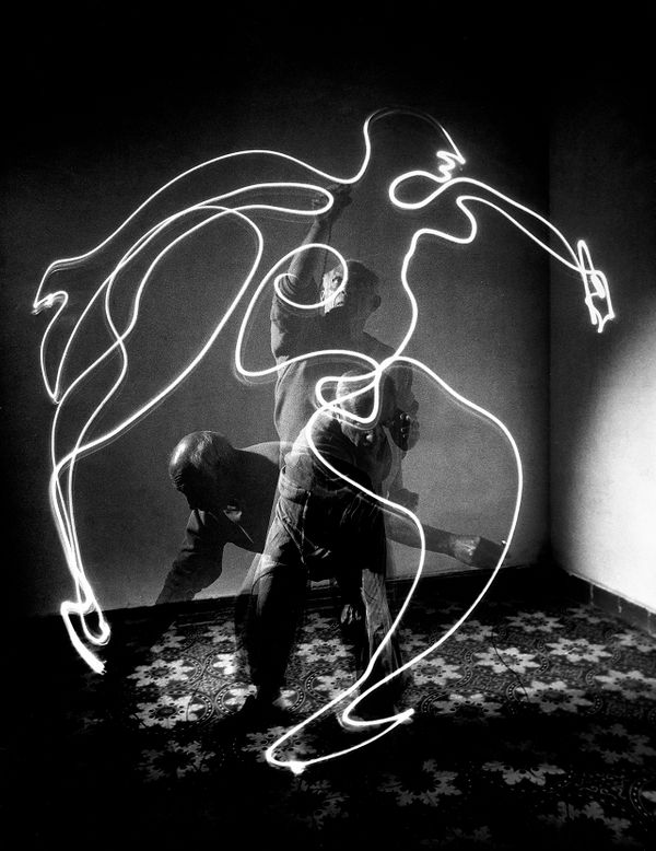 Picasso dessinant au pinceau lumineux pour le photographe Gjon Mili