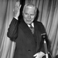 Charlie Chaplin lors de la conférence de presse de son film, "Un Roi à New-York", à Paris en 1957