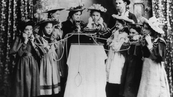 An early jukebox in Salina, Kansas, circa 1895. ©Getty - Keystone-France/Gamma-Keystone