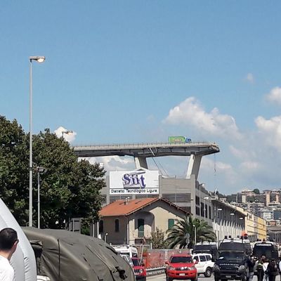 Ce qui reste du pont Morandi à Gênes qui s'es effondré mardi dernier faisant 43 morts