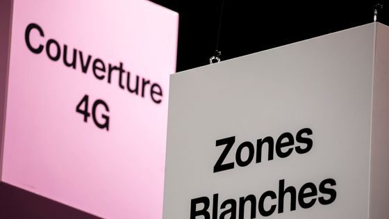 Une publicité d'un opérateur téléphonique concernant la couverture des "zones blanches". ©Maxppp - Vincent Isore/IP3 PRESS