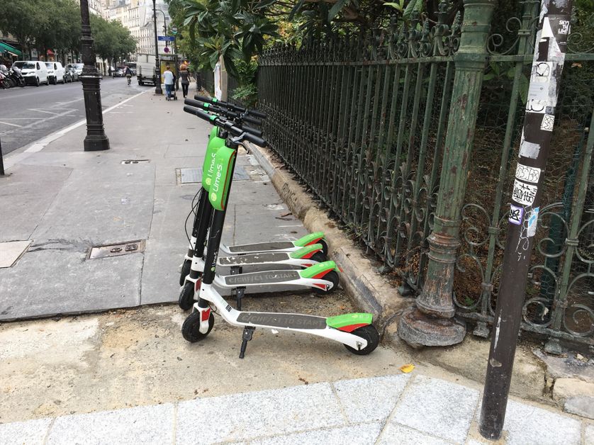 La société américaine "Lime" développe ses trottinettes depuis juin dans les rues de la capitale.