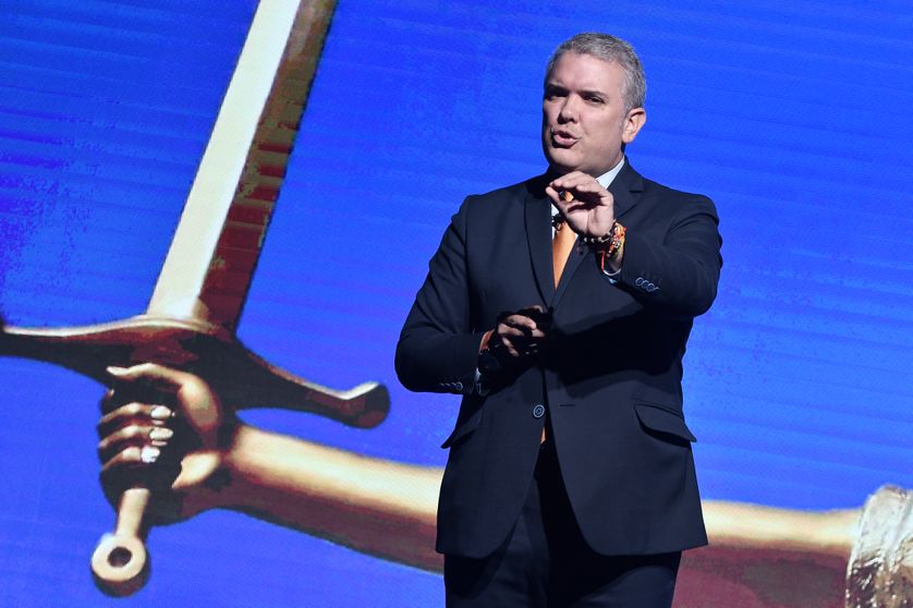 Avocat et ex-sénateur de 42 ans, Iván Duque succède à l'impopulaire Juan Manuel Santos qui, après deux mandats, laisse un pays au milieu d'une tentative de réconciliation avec l'ex-guérilla des Farc