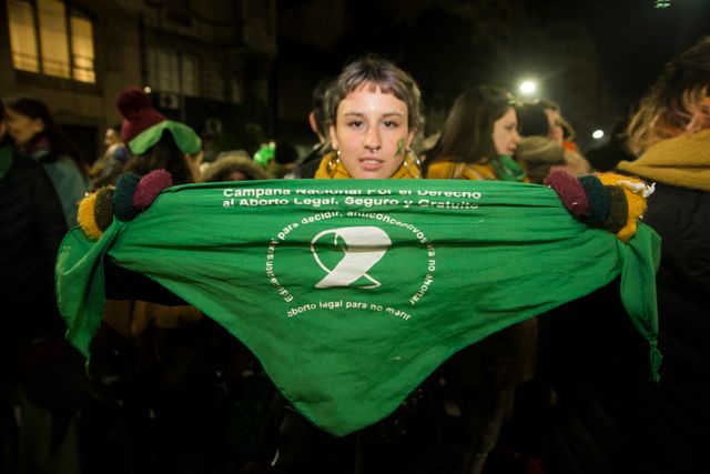Une femme déploie le désormais iconique foulard vert lors d'une manifestation pour l'avortement, le 13 juin 2018, à Buenos Aires.