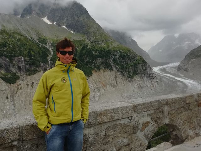 Ludovic Ravanel, géomorphologue au CNRS et guide, vient sensibiliser les visiteurs sur l'écroulement de la montagne, à Montenvers.
