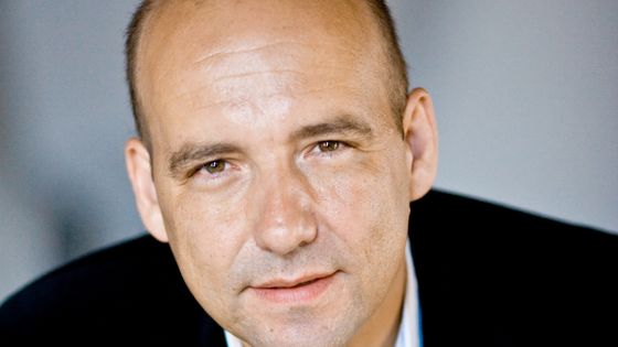 Emmanuel Villaume et le PKF – Prague Philharmonia dans un programme français par excellence : Symphonie de Bizet, Ma Mère l'Oye de Ravel & Fantaisie pour piano et orchestre de Debussy avec Andrew von Oeyen. Parution Warner Classics ce 31 août 2018 - photo by Akos Photography / Warner Classics