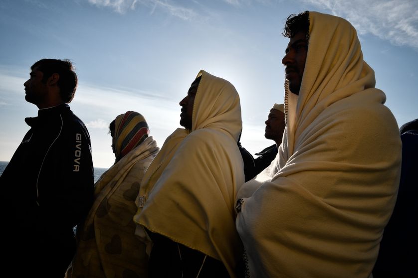 Des personnes migrantes regardent la côte sicilienne depuis l'Aquarius, le 10 mai 2018