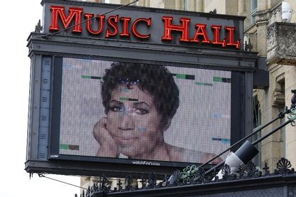 Un panneau sur le Music Hall de Detroit (Michigan) commémore le décès de la chanteuse Aretha Franklin, la «reine de la soul », à 76 ans le 16 août 2018 Un panneau sur le Music Hall de Detroit (Michigan) commémore le décès de la chanteuse Aretha Franklin, la «reine de la soul », à 76 ans le 16 août 2018