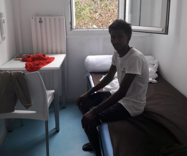 Salah dans sa chambre au centre d'accueil de demandeurs d'asile de La Verpillière (Isère)