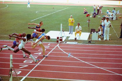 Comme le montre la photo finish, Guy Drut bat sur le fil, et de 3 centièmes, le cubain Alejandro Casanas Comme le montre la photo finish, Guy Drut bat sur le fil, et de 3 centièmes, le cubain Alejandro Casanas