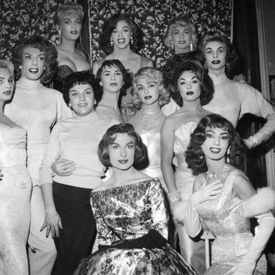 La revue d’un cabaret de travestis, le Carrousel de Paris dans les années 60.