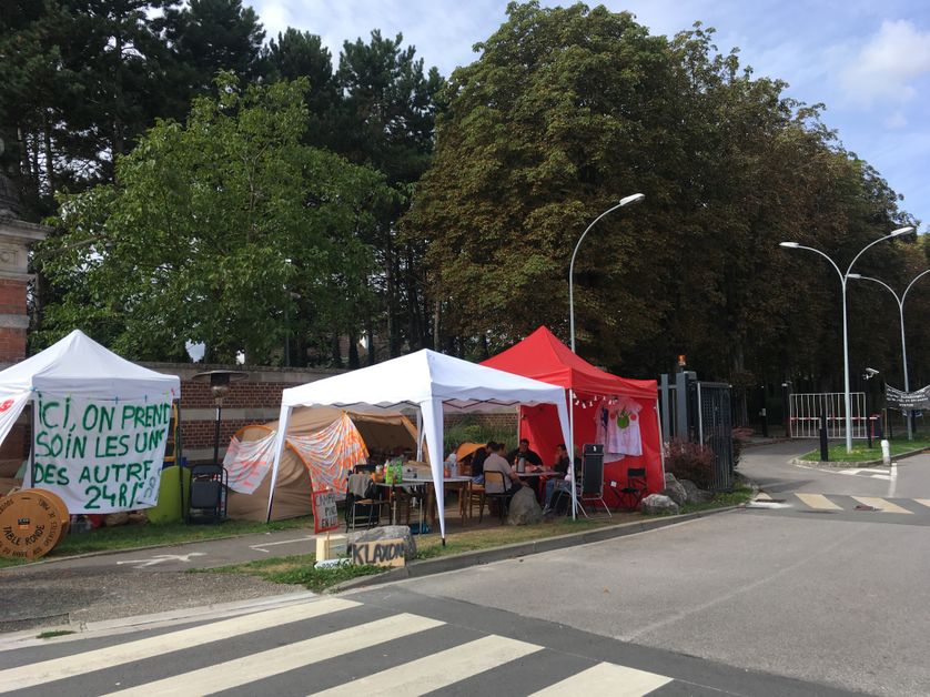 Les grévistes campent depuis deux mois devant l'hôpital, ils se relayent toute la journée et la nuit.