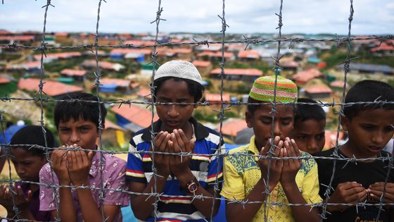 De jeunes réfugiés prient lors d'une cérémonie commémorant le début de l'exode massif de Rohingyas (camp de Kutupalong, au Bangladesh, 25/08/18) ©AFP - Dibyangshu SARKAR