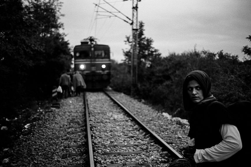 Une femme syrienne le long du rail à Tabanovce, en Macédoine, à la frontière avec la Serbie. Automne 2015