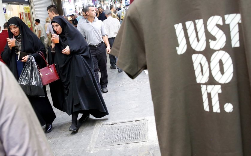 Une deuxième vague de sanctions, le 4 novembre, devrait toucher le secteur de l'énergie, la pétrochimie, l'assurance et les transactions avec la banque centrale iranienne et les organismes financiers.