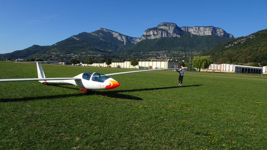 Planeur sur le terrain du Centre Savoyard de Vol à Voile de Challes les Eaux