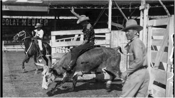 "Le Rodéo des Cow-Boys" au Vélodrome Buffalo : course de chevaux, de taureaux et d'autruches. Agence Mondial - 1932 - BnF-Gallica