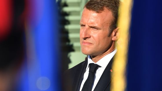 Emmanuel Macron le 17 août au cours de la cérémonie commémorant le 74ème anniversaire de la libération de Bormes-les-Mimosas et à l'hommage aux anciens combattants. ©AFP - YANN COATSALIOU