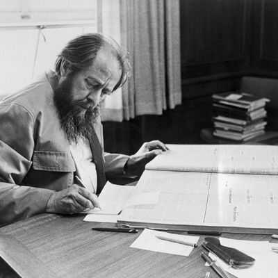l'auteur soviétique, Alexandre Soljenitsyne, prend des notes à la bibliothèque Hoover Tower de l'Université Stanford.