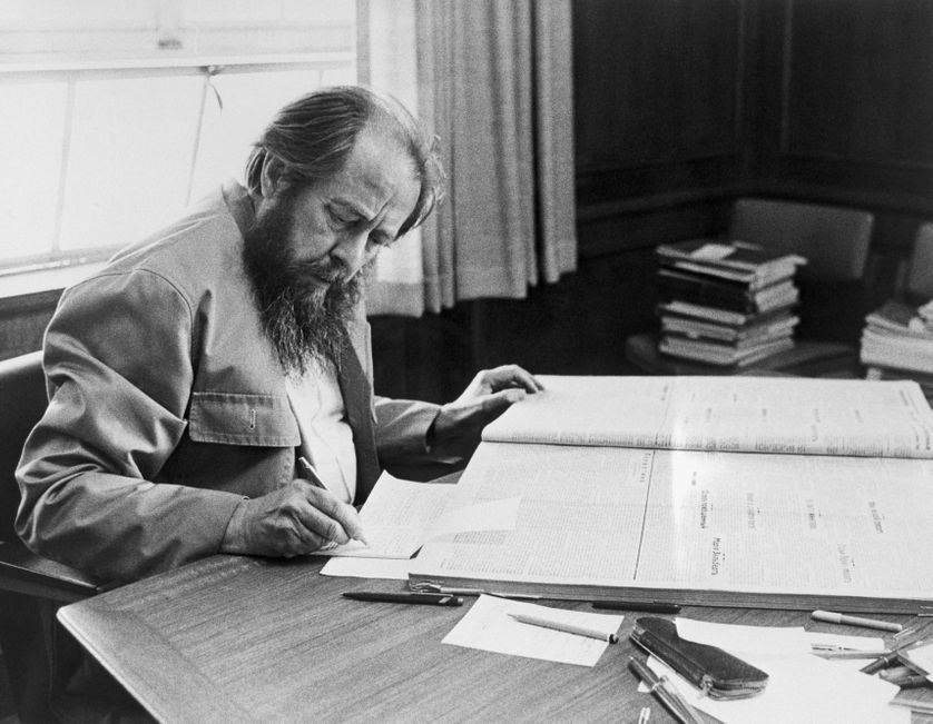 l'auteur soviétique, Alexandre Soljenitsyne, prend des notes à la bibliothèque Hoover Tower de l'Université Stanford.
