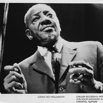 L'harmoniciste et chanteur Sonny Boy Williamson, deuxième du nom.