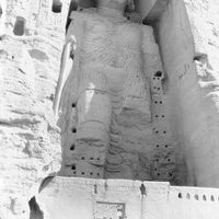 Joseph Hackin, Georges-Marie Haardt et plusieurs membres de la Croisière Jaune au pied du grand Buddha de Bamiyan (1931)
