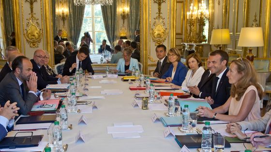 Le président français Emmanuel Macron en face du Premier ministre Edouard Philippe dirige le dernier conseil des ministres avant que le gouvernement ne parte en vacances. (3 août 2018) ©AFP - Michel Euler / POOL