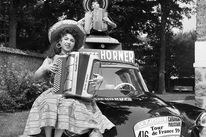 Yvette Horner qui pose pour le tour de France, 1959. Yvette Horner qui pose pour le tour de France, 1959.