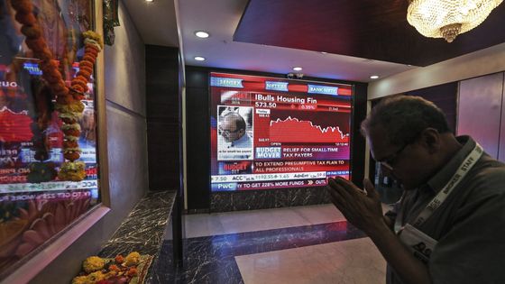 A-t-on remplacé une foi dévote en une foi économique ? ©Maxppp - Divyakant Salanki