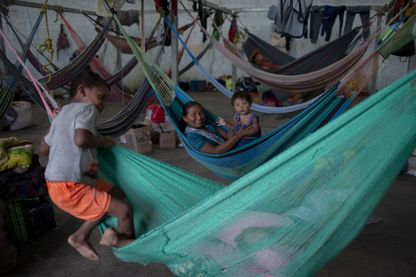 Des membres de la tribu Warao, le deuxième groupe autochtone du Venezuela, se reposent dans des hamacs au refuge Janokoida, où ils se sont réfugiés le 21 août 2018 dans la ville frontalière de Pacaraima au Brésil. Des membres de la tribu Warao, le deuxième groupe autochtone du Venezuela, se reposent dans des hamacs au refuge Janokoida, où ils se sont réfugiés le 21 août 2018 dans la ville frontalière de Pacaraima au Brésil.