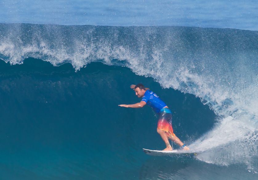 L'australien Joël Parkinson surfe sur la vague au cours du 2017 Pipeline Masters (18 décembre 2017 à Pipeline, Hawaii).
