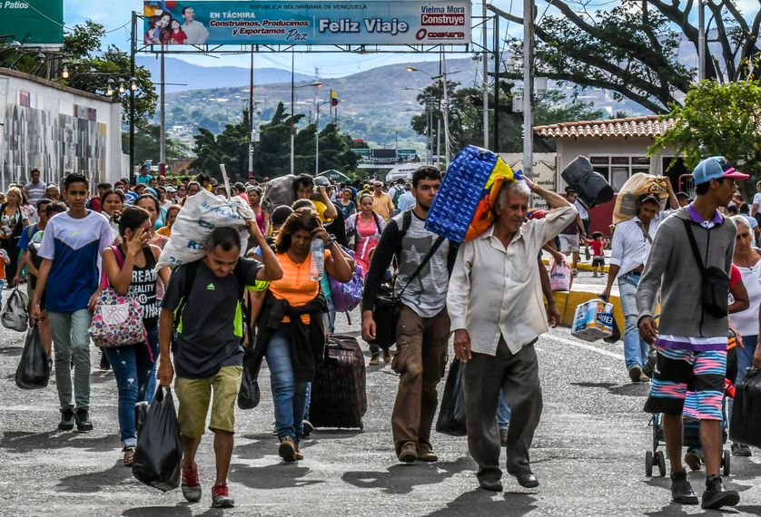 Des Vénézuéliens à Cúcuta, chef-lieu du département du Nord de Santander, dans le nord-est de la Colombie, après avoir traversé le pont Simón-Bolívar,