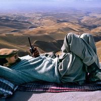 Afghanistan, 1998. Le commandant Massoud se repose après avoir mené une attaque pour reprendre la ville de Taloqan qui venait d’être occupée par les talibans suite à la rupture d’un cessez-le-feu.