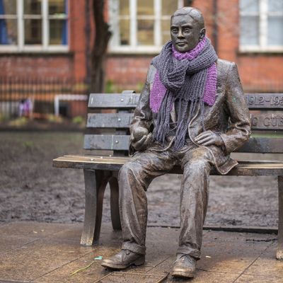 Une statue d'Alan Turing à Sackville Park dans le Manchester's Gay Village