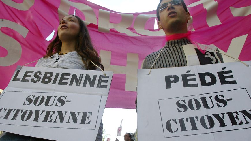 En France, l'homosexualité a été dépénalisée en 1982 mais de nombreuses familles ont continué à considérer qu'il s’agissait d'une maladie.