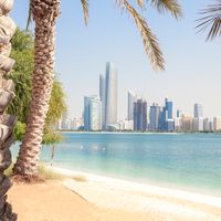 Skyline d'Abu Dhabi... et au premier plan, sa plage…