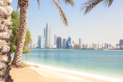 Skyline d'Abu Dhabi... et au premier plan, sa plage… Skyline d'Abu Dhabi... et au premier plan, sa plage…
