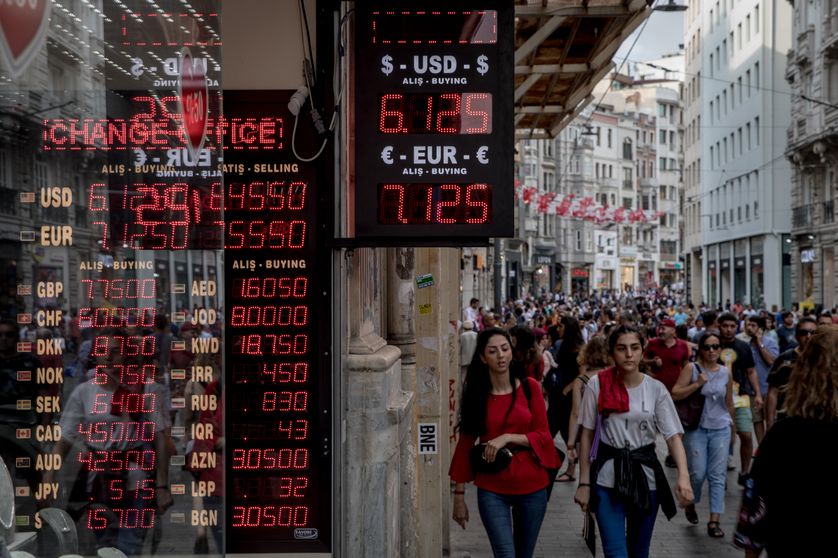 Passage de piétons à côté d'un bureau de change à Istanbul, Turquie, août 2018