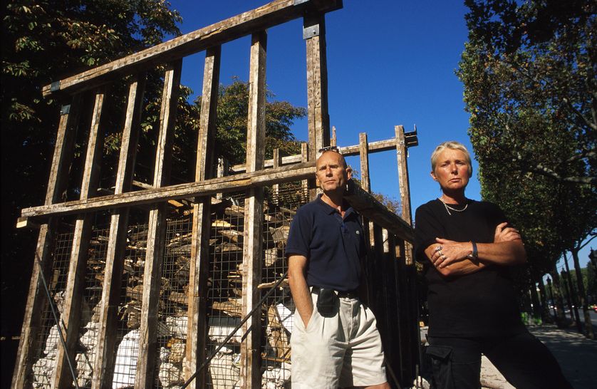 Anne et Patrick Poirier, aux "Champs De Sculpture", à Paris, en 1999.