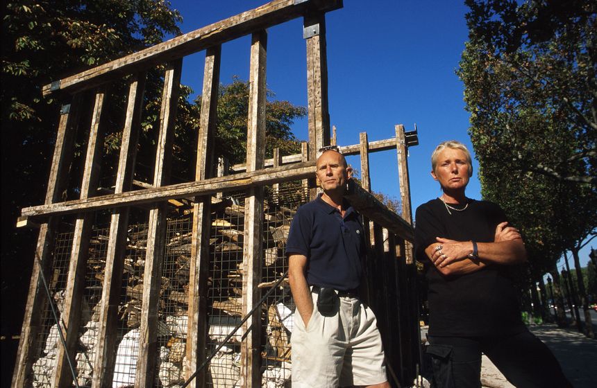 Anne et Patrick Poirier, aux "Champs De Sculpture", à Paris, en 1999.