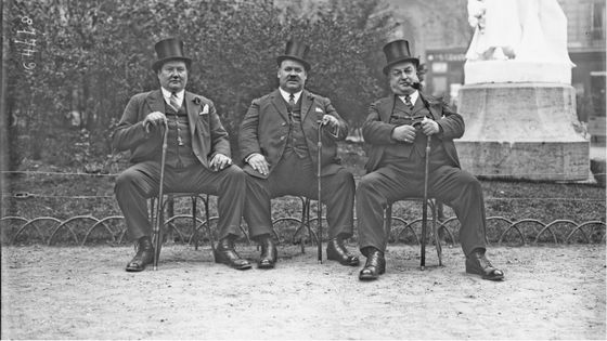 Trois hommes ventripotents assis sur trois chaises dans un jardin public. photo de presse / Agence Rol - 1923, - BnF-Gallica