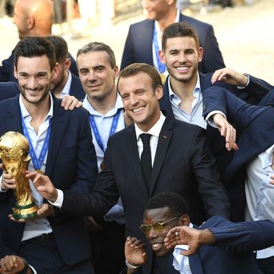Olivier Giroud, Hugo Lloris, Emmanuel Macron, Paul Pogba, Benjamin Pavard et d'autres coéquipiers posent après avoir remporté la finale de la Coupe du monde Russie 2018