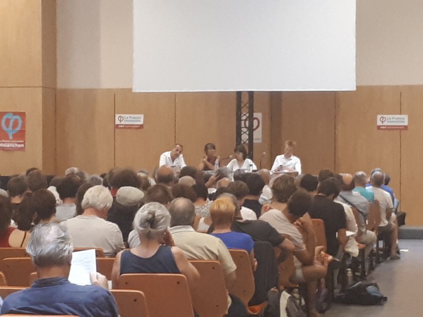 Adrien Quatennens anime une conférence sur les retraites aux amfis d'été de la France insoumise